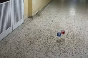 Con potes de refresco sobrellevan las filtraciones en los pasillos del Hospital Universitario de Mérida