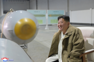 Kim Jong-un inspeccionó satélite diseñado para espiar a sus rivales en el mundo