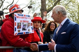 Las calles de Londres ya palpitan la coronación de Carlos III, el “eterno” Príncipe de Gales (Imágenes)