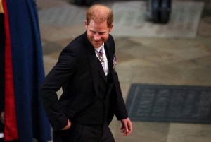 Lo que el príncipe Harry le dijo a los invitados al llegar a la coronación del Carlos III, según experto lector de labios