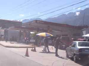 Conductores pasan hasta tres días en cola para surtirse de combustible en Mérida