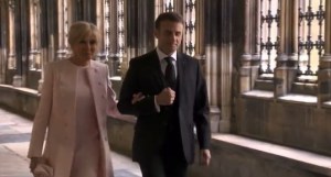 El presidente y la primera dama de Francia llegan a la coronación del rey Carlos III (Video)