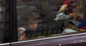 El príncipe Luis de Gales saluda a la multitud (Video)