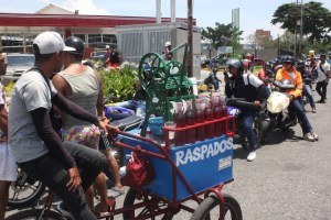 Vendedores ambulantes “hacen su agosto” en kilométricas colas para surtir gasolina en Barquisimeto