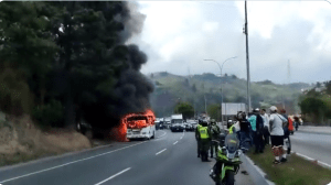 Autobús de pasajeros se incendió a unos metros del Peaje de Tazón sentido Maracay este #20May (VIDEO)