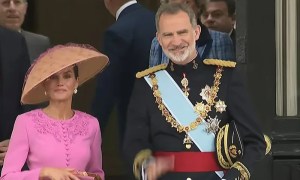 La reina Letizia conquista Londres de rosa y con un fabuloso tocado “made in Spain”