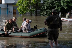Más de 2.700 personas evacuadas de zonas inundadas junto a represa ucraniana de Kajovka