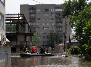 Ucrania hace balance del desastre en Kajovka: evacuados, campos inundados y cortes de electricidad