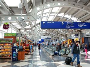 Detienen a una mujer por abandonar a su nieta en aeropuerto de EEUU y abordar vuelo
