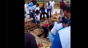 En VIDEO: Colapsó fosa fúnebre durante un entierro en Carúpano y casi se traga a los dolientes