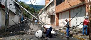 Fallas eléctricas, árboles caídos y daños estructurales: los estragos de los vientos huracanados en Vargas este #3Jun (Imágenes)