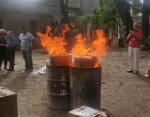 En la UCV de Maracay no les quedó otra que quemar el material electoral (VIDEOS)
