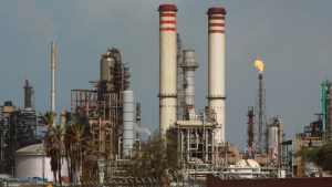 Paralizan producción de gasolina en refinerías de Paraguaná y las colas se intensifican en todo el país
