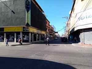 Falta de gasolina y constantes apagones asfixian a comerciantes en Paraguaná
