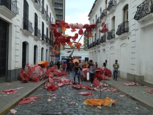 Tumbaron paraguas de la cuadra de Bolívar y la gente se los llevó todos cual piñata (VIDEO)