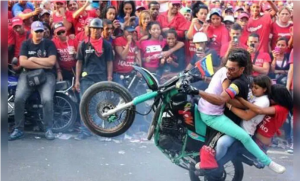 El “caballito de la muerte”: resultó herida mientras hacía piruetas sobre una moto en Mérida