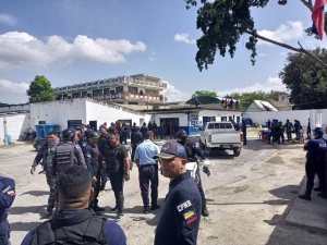 Presos que mantienen secuestrados a cuatro policías en Aragua exigen presencia de “chivos pesados”