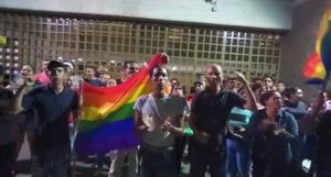 Otorgan libertad condicional a hombres de la comunidad gay detenidos en sauna de Valencia