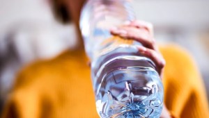 ¿Tomar mucha agua hace mal?… qué dicen los especialistas