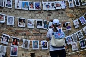 Colombia comenzó excavaciones para hallar víctimas de paramilitares al borde de Venezuela