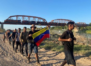 “¿Estamos seguros?”: El sentimiento agridulce de cientos de venezolanos en frontera de EEUU