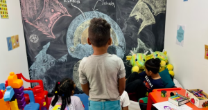 Antuán tiene cuatro años y pinta monstruos de colores: los peligros de la ruta migrante para niños y mujeres