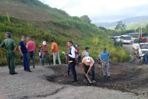 Los mismos habitantes con pico y pala intentaron reparar la vía de Santa Elena en Táchira