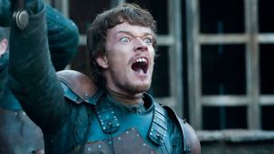 El radical cambio de look del actor que interpretó a “Theon Greyjoy” en Juego de Tronos (FOTOS)