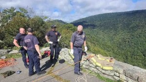 Excursionista resbaló por un acantilado en cascada de Carolina del Norte y la caída de 45 metros lo mató