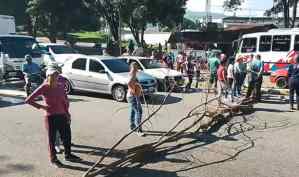 Mérida: Vecinos trancaron la avenida Rotaria para protestar por crisis eléctrica y falta de agua en El Vigía