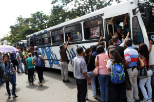 Transportistas advierten que subirán el costo del pasaje si no hay consenso con el chavismo