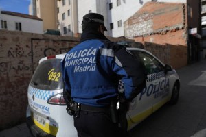 “¡Quiero matar a un policía!”: La cólera de un venezolano al intentar apuñalar a agentes en una comisaría de Madrid
