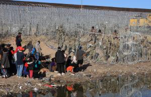 Migrantes clavarán una cruz en la frontera de México con Texas durante un viacrucis
