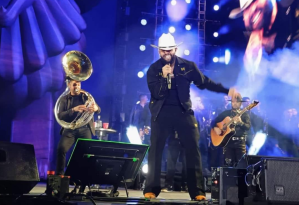 Cantante mexicano desató la polémica al decir en pleno concierto que se le antojaba “un perico” (Video)
