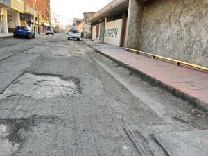 La calle Pichincha de Maracay está tan dañada que parece una “pista de motocross”