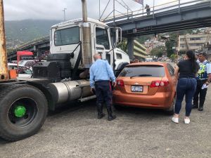 Se registra choque entre una gandola y un carro frente al elevado de Pariata en La Guaira