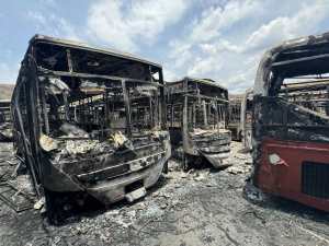 Más de 100 autobuses fueron consumidos por el fuego en el terminal de TransAragua