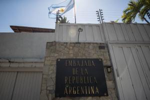 Opositores refugiados en la embajada argentina de Caracas denuncian el “asedio” de Maduro