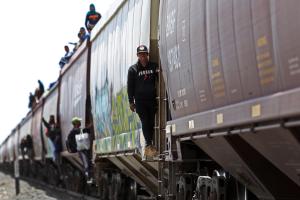 Migrantes venezolanos que llegan en tren a Ciudad Juárez deambulan por el río Bravo