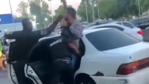 Agredido periodista en Barinas por presuntos policías que querían detenerlo en un centro comercial (VIDEO)