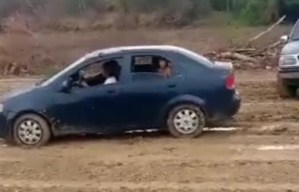 Las peligrosas maniobras que realizan los conductores en el desvío de la carretera Apure-Barinas